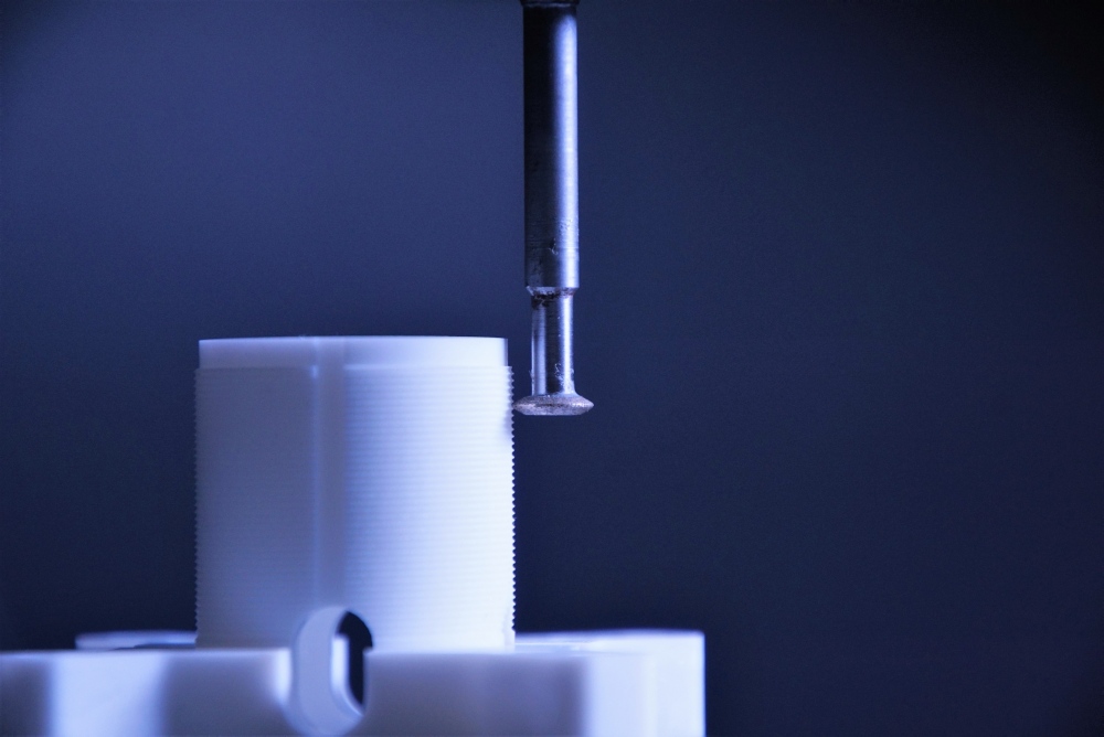 Subtraktive Formgebung bei Keramik: Gewindeschneiden